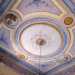 Visitiamo altri due ambienti anchessi abbelliti da eleganti soffitti affrescati. Il primo si mostra pi vistoso con cornici circolari e riquadri dai toni celeste, lilla e crema...